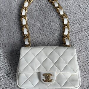 CHANEL White Quilted Shoulder Bag with Gold Chain